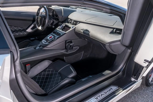 2015 Lamborghini Aventador LP700-4 - Image 28 of 31