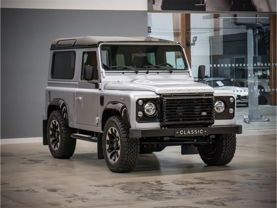 2015 Land Rover Defender - Image 5 of 31