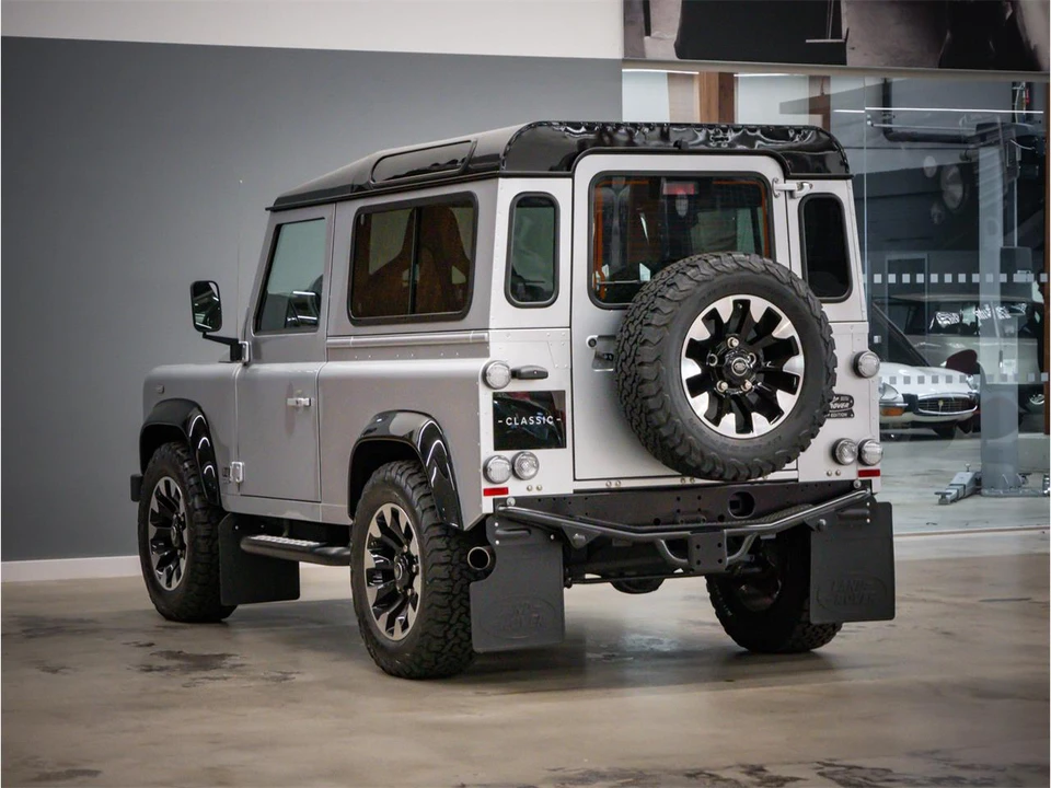 2015 Land Rover Defender - Image 9 of 31