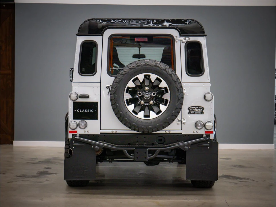 2015 Land Rover Defender - Image 10 of 31