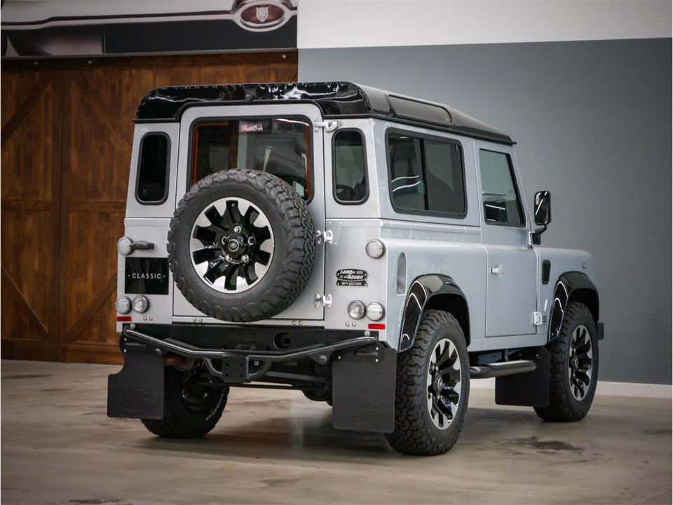 2015 Land Rover Defender - Image 11 of 31