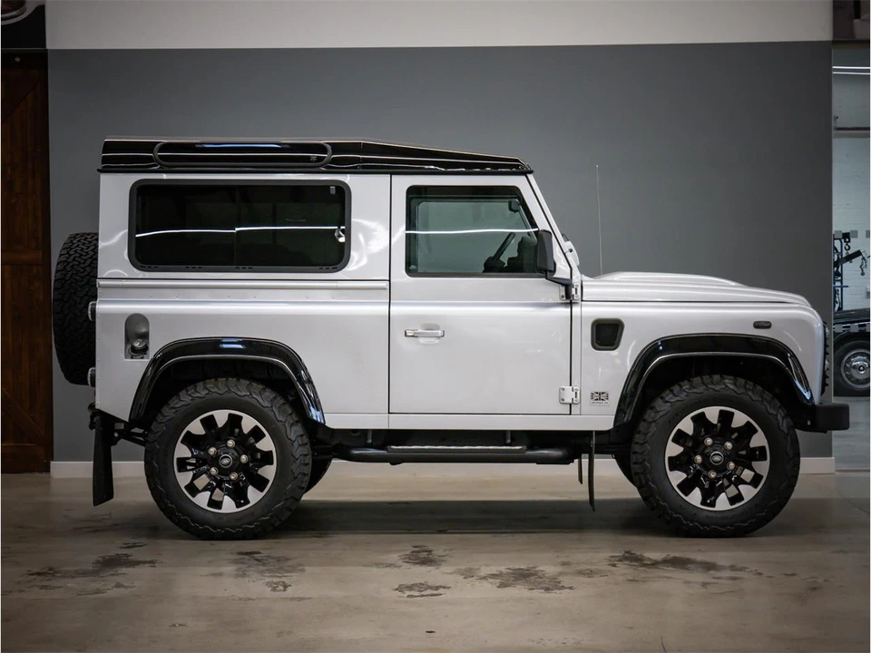 2015 Land Rover Defender - Image 12 of 31