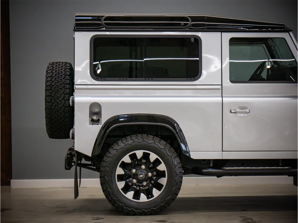 2015 Land Rover Defender - Image 14 of 31