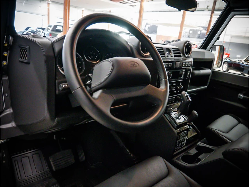 2015 Land Rover Defender - Image 16 of 31