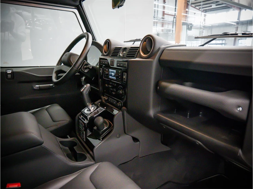 2015 Land Rover Defender - Image 19 of 31
