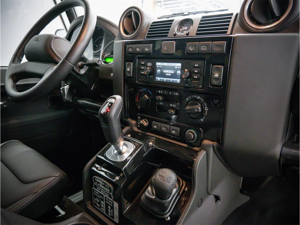 2015 Land Rover Defender - Image 20 of 31