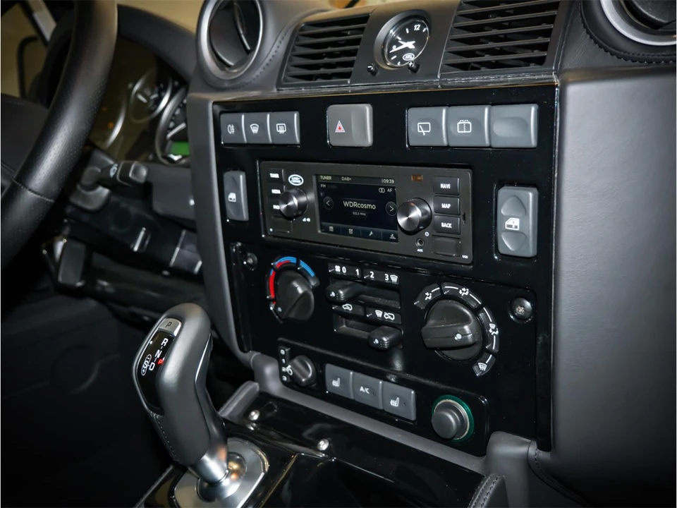 2015 Land Rover Defender - Image 21 of 31