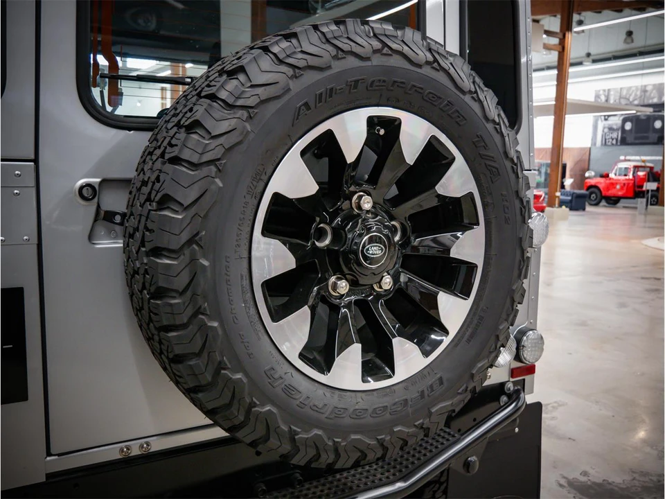 2015 Land Rover Defender - Image 25 of 31