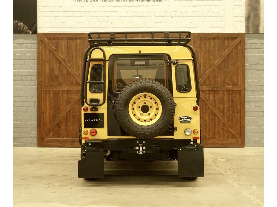 2015 Land Rover Defender - Image 7 of 29