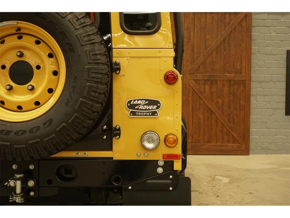 2015 Land Rover Defender - Image 14 of 29