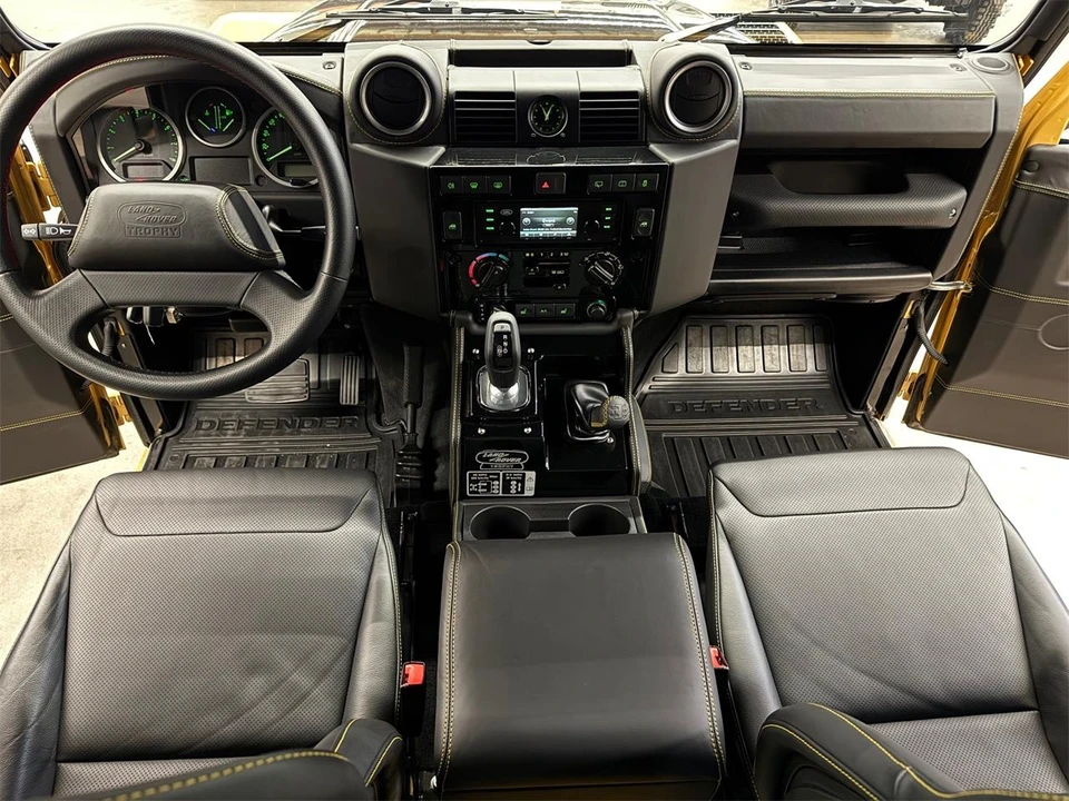 2015 Land Rover Defender - Image 17 of 29