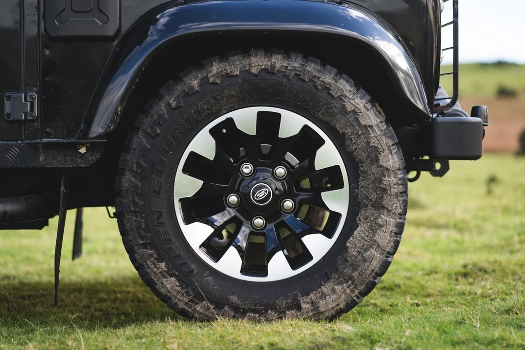 2015 Land Rover Defender 110 - Image 19 of 30