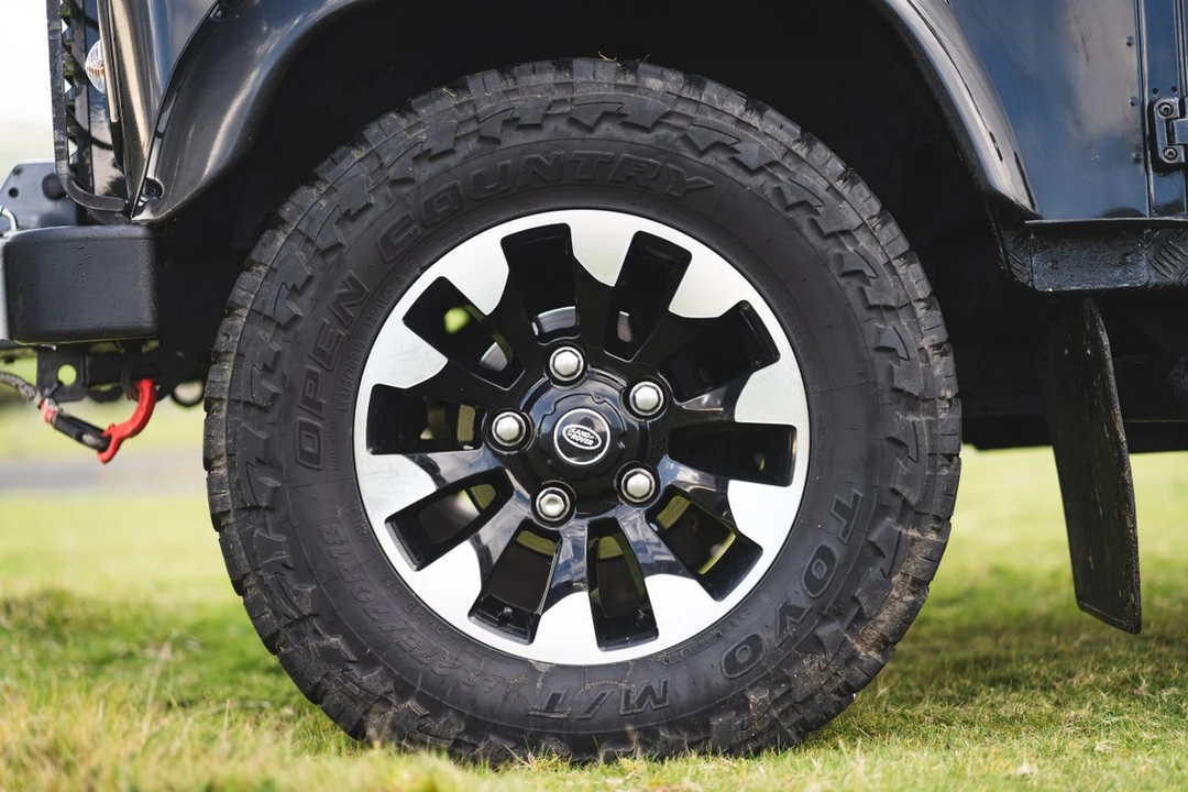 2015 Land Rover Defender 110 - Image 17 of 30