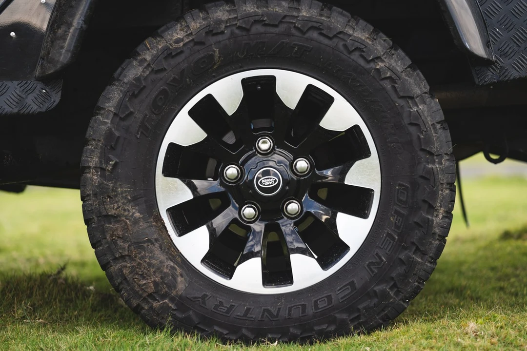 2015 Land Rover Defender 110 - Image 18 of 30