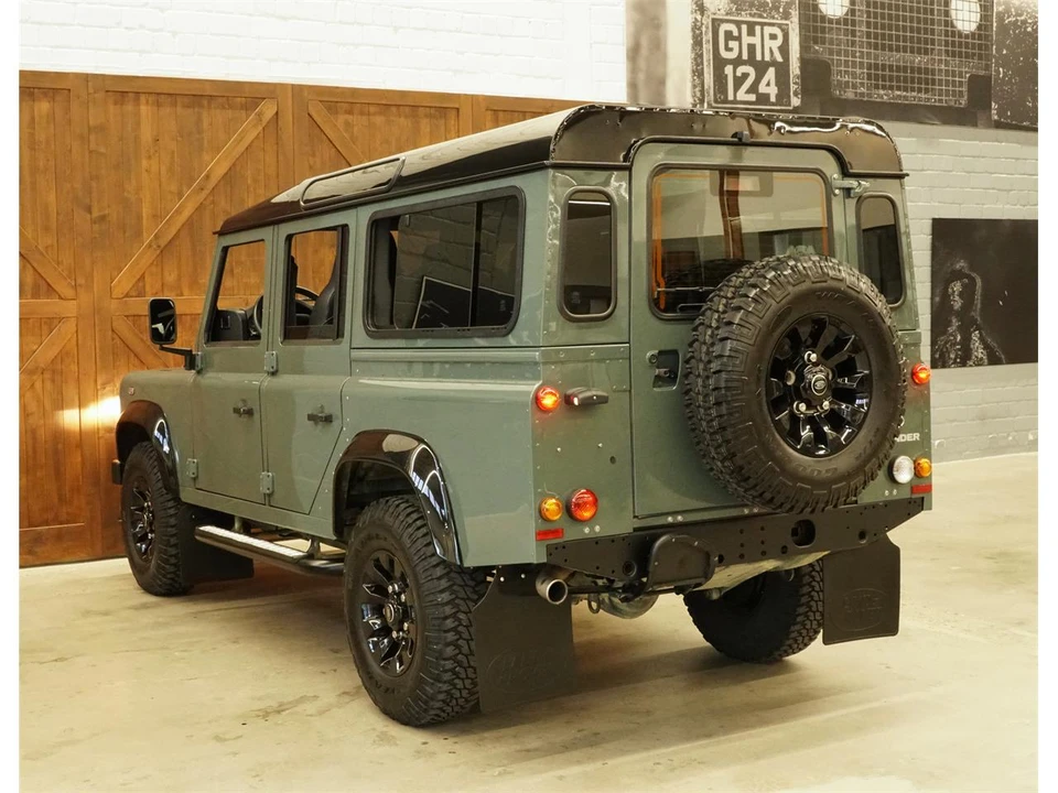 2015 Land Rover Defender 110 - Image 5 of 19