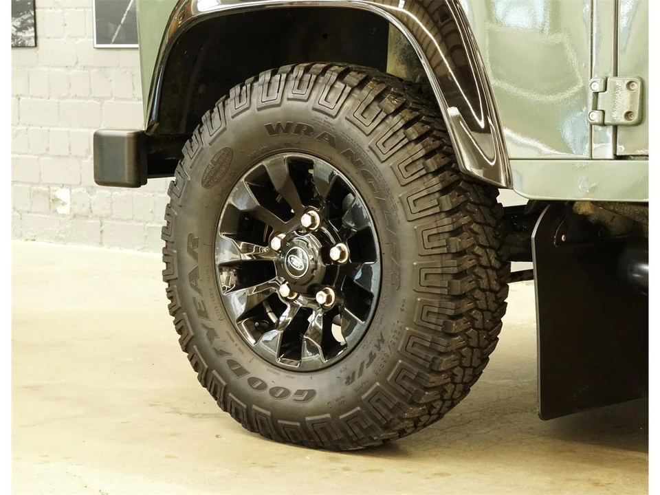 2015 Land Rover Defender 110 - Image 9 of 19