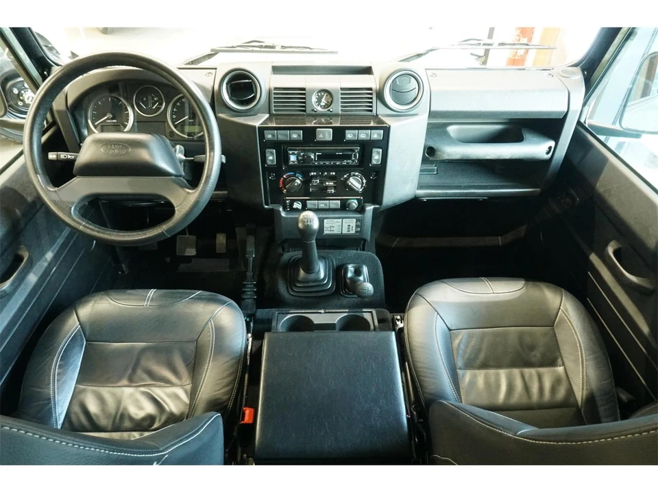 2015 Land Rover Defender 110 - Image 10 of 19