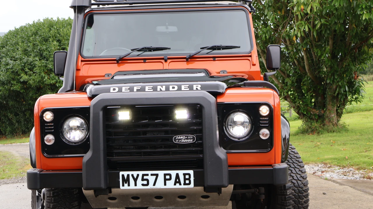 2015 Land Rover Defender 110 - Image 13 of 31