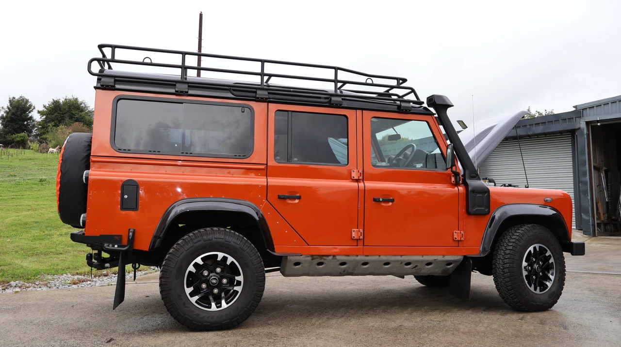2015 Land Rover Defender 110 - Image 9 of 31