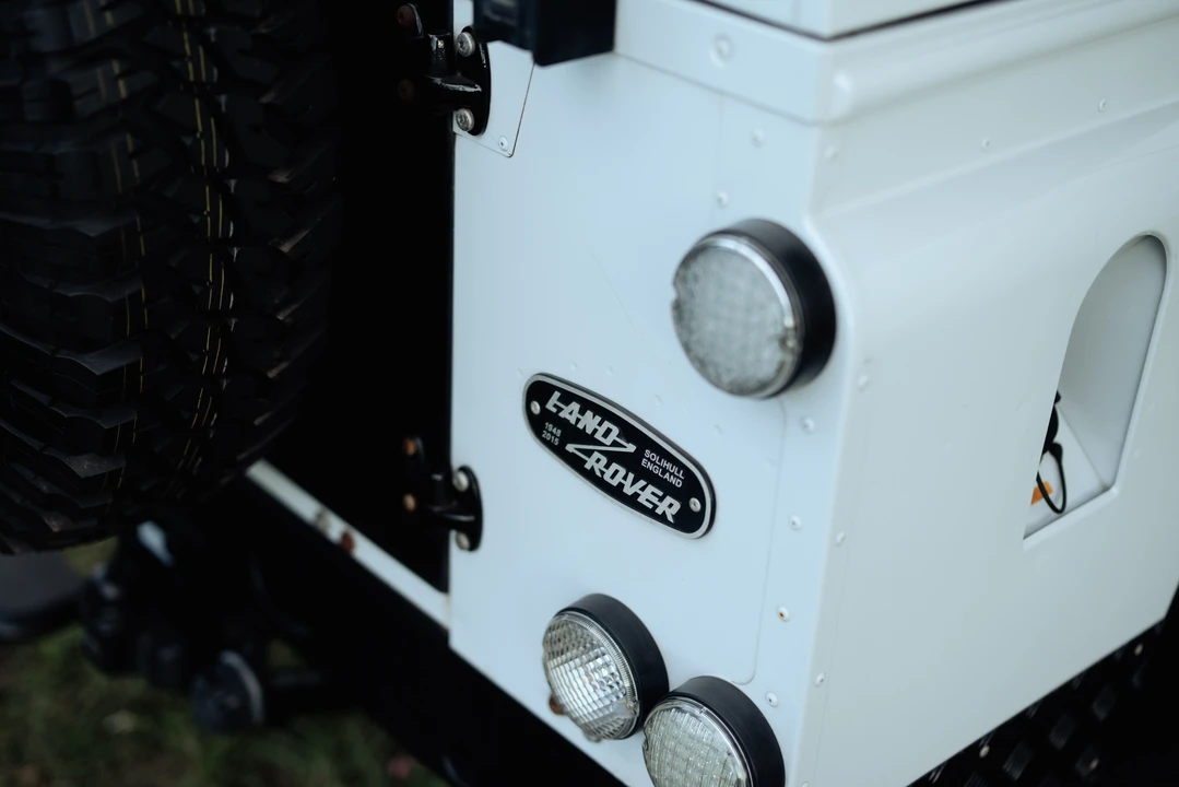 2015 Land Rover Defender 110 - Image 14 of 31