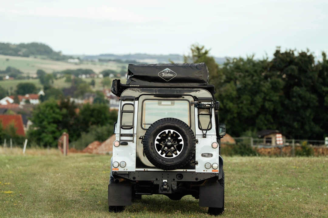 2015 Land Rover Defender 110 - Image 6 of 31