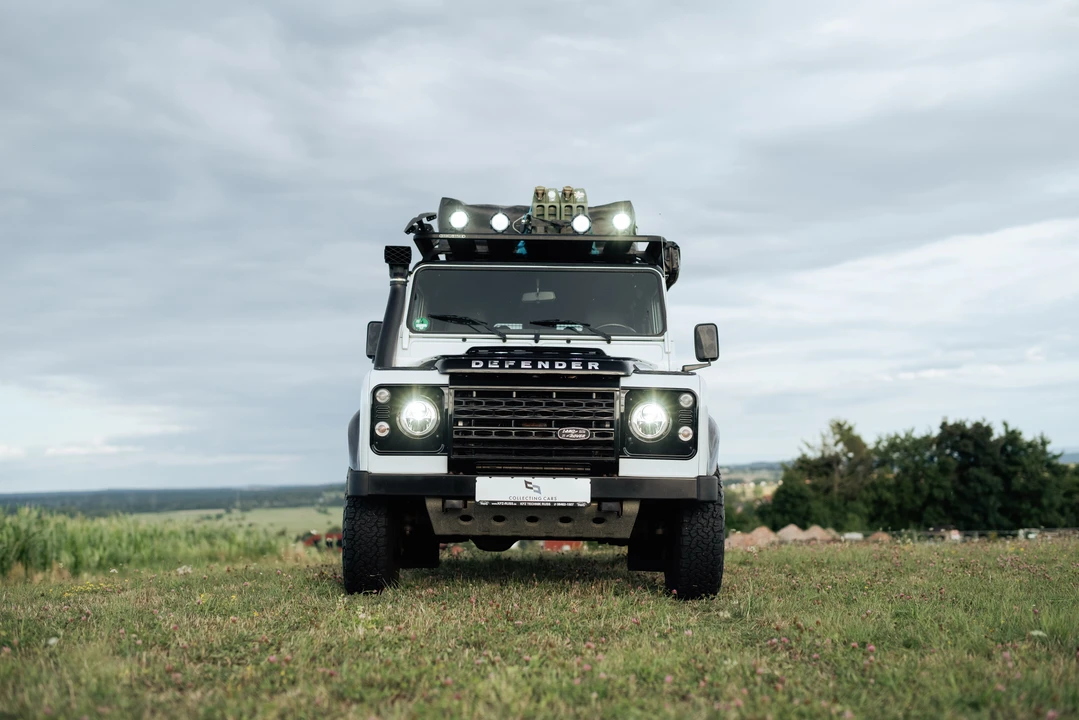2015 Land Rover Defender 110 - Image 2 of 31