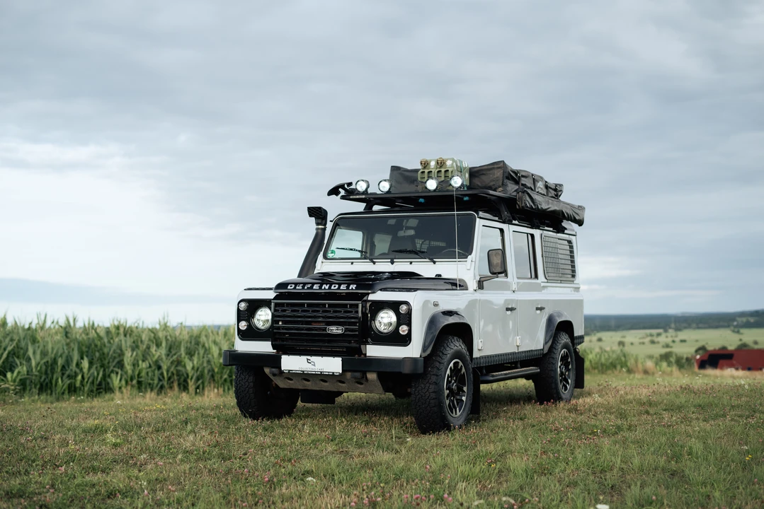 2015 Land Rover Defender 110 - Image 9 of 31