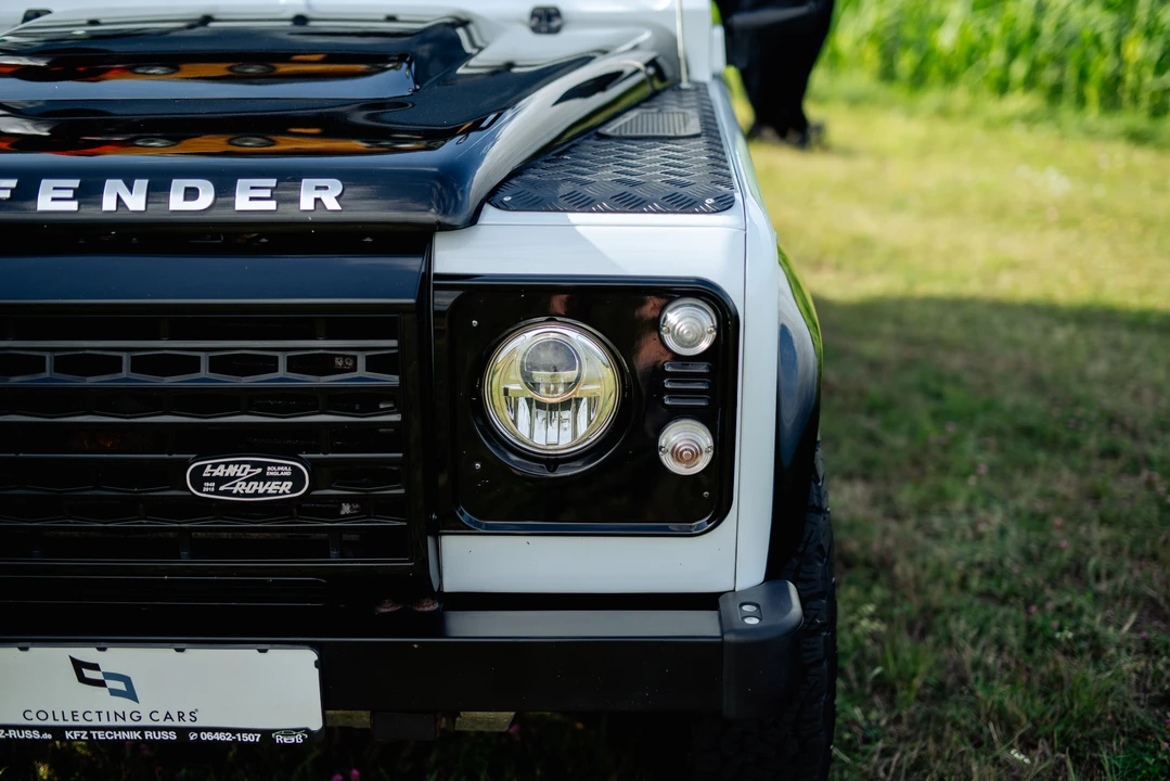 2015 Land Rover Defender 110 - Image 18 of 31