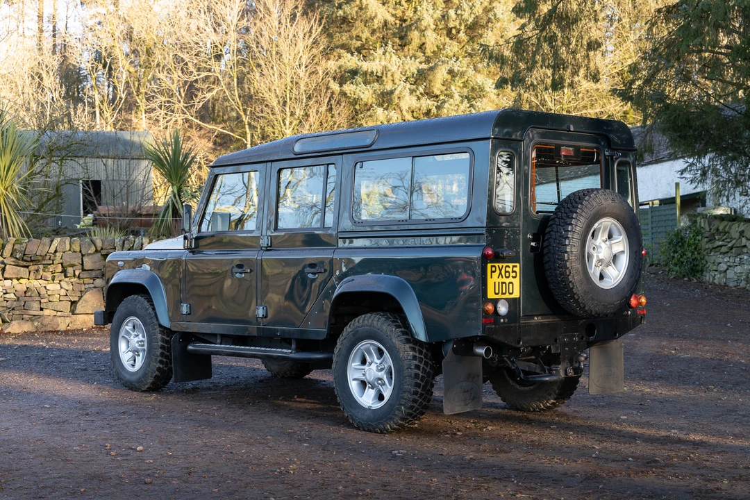 2015 Land Rover Defender 110 - Image 6 of 31