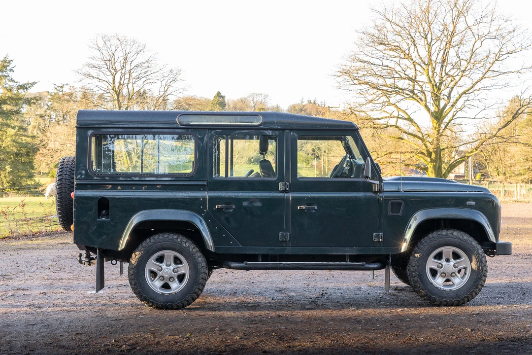 2015 Land Rover Defender 110 - Image 9 of 31