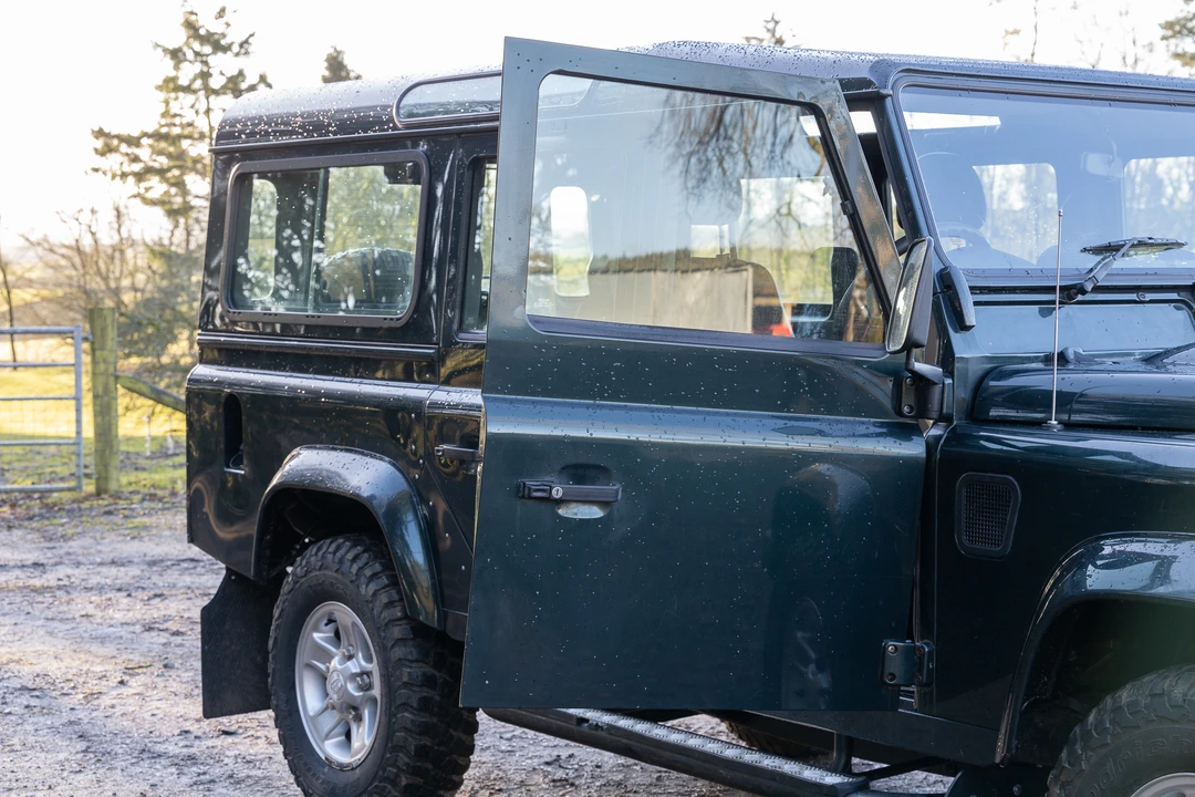 2015 Land Rover Defender 110 - Image 24 of 31