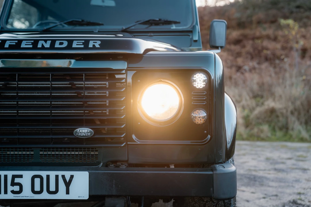 2015 Land Rover Defender 110 - Image 14 of 31