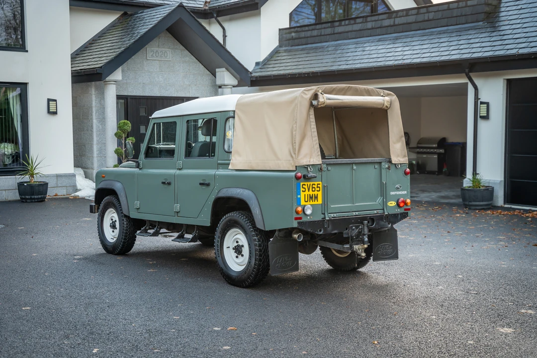 2015 Land Rover Defender 110 - Image 5 of 31