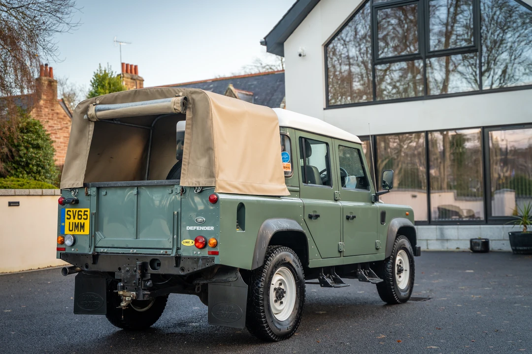 2015 Land Rover Defender 110 - Image 6 of 31
