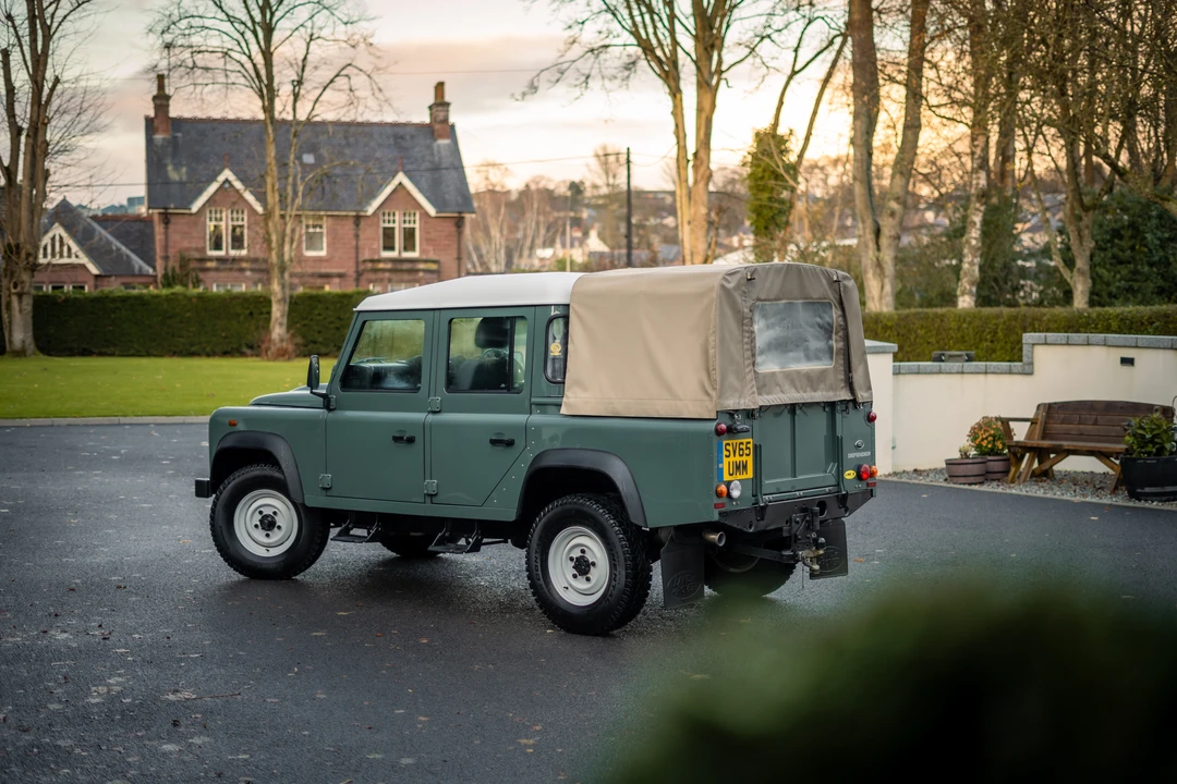2015 Land Rover Defender 110 - Image 14 of 31