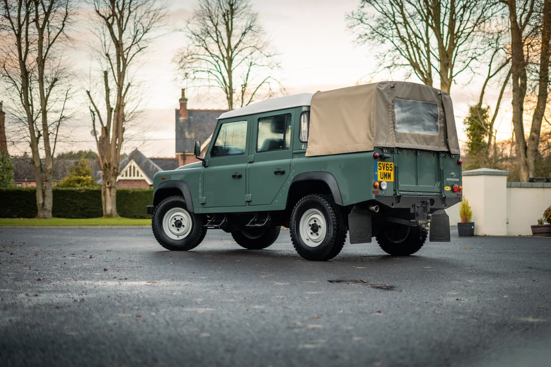 2015 Land Rover Defender 110 - Image 15 of 31