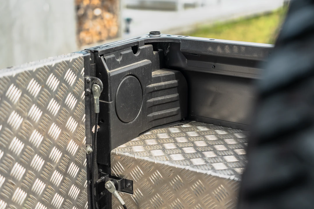 2015 Land Rover Defender 110 - Image 13 of 31