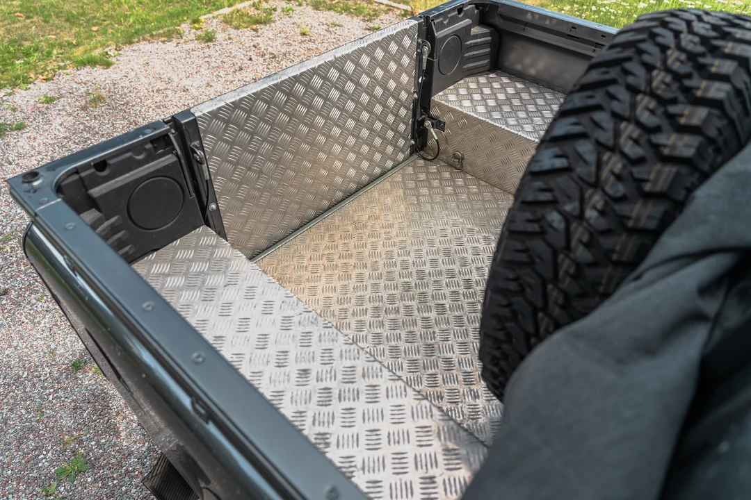 2015 Land Rover Defender 110 - Image 14 of 31