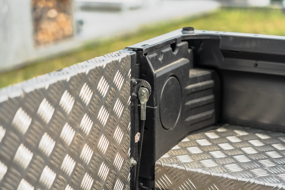 2015 Land Rover Defender 110 - Image 24 of 31