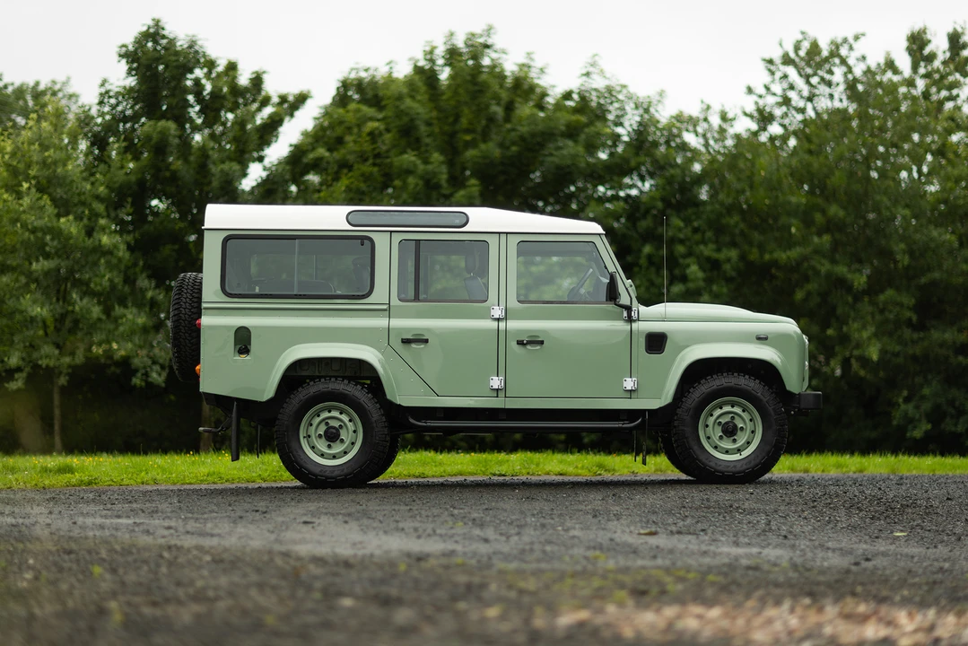 2015 Land Rover Defender 110 - Image 16 of 31
