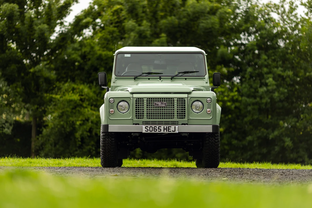 2015 Land Rover Defender 110 - Image 10 of 31