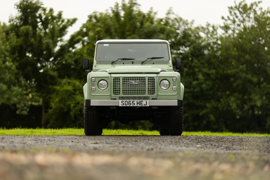 2015 Land Rover Defender 110 - Image 19 of 31