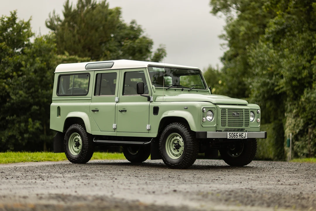 2015 Land Rover Defender 110 - Image 17 of 31