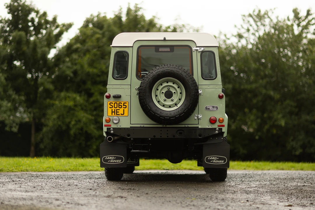2015 Land Rover Defender 110 - Image 14 of 31