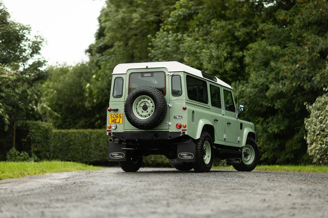2015 Land Rover Defender 110 - Image 15 of 31