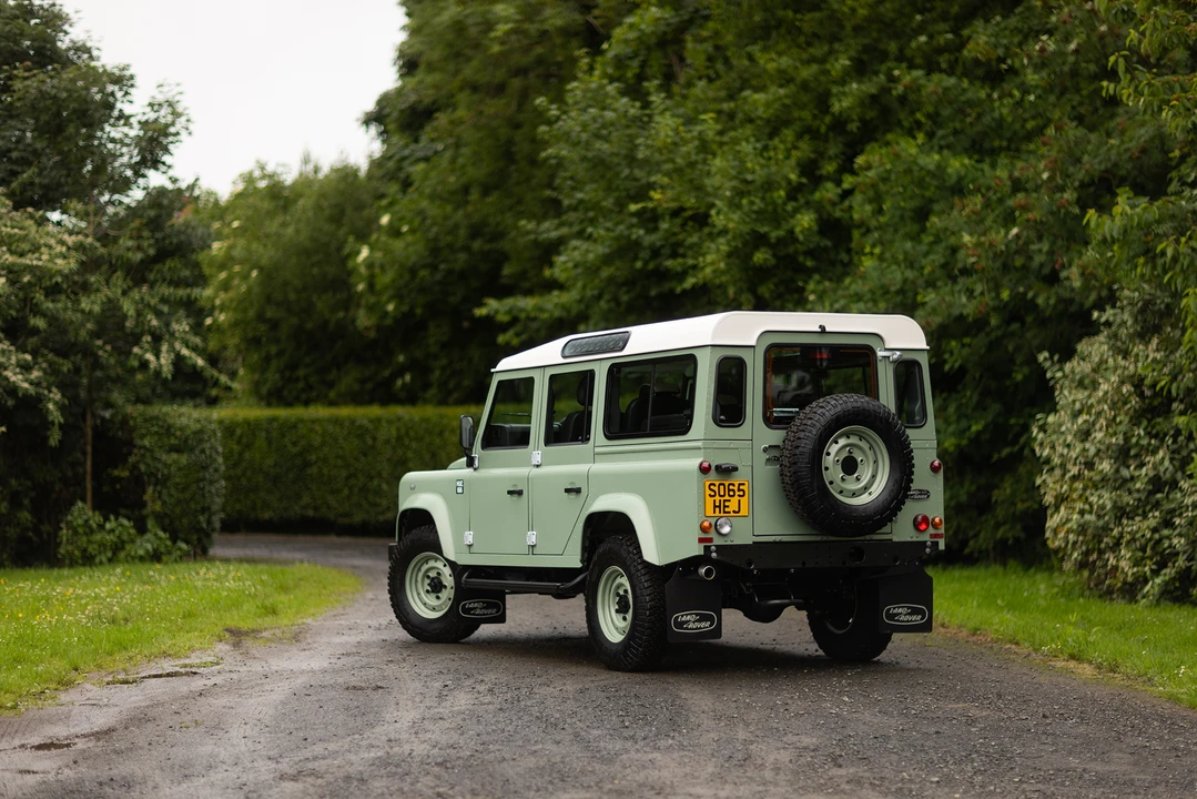 2015 Land Rover Defender 110 - Image 13 of 31