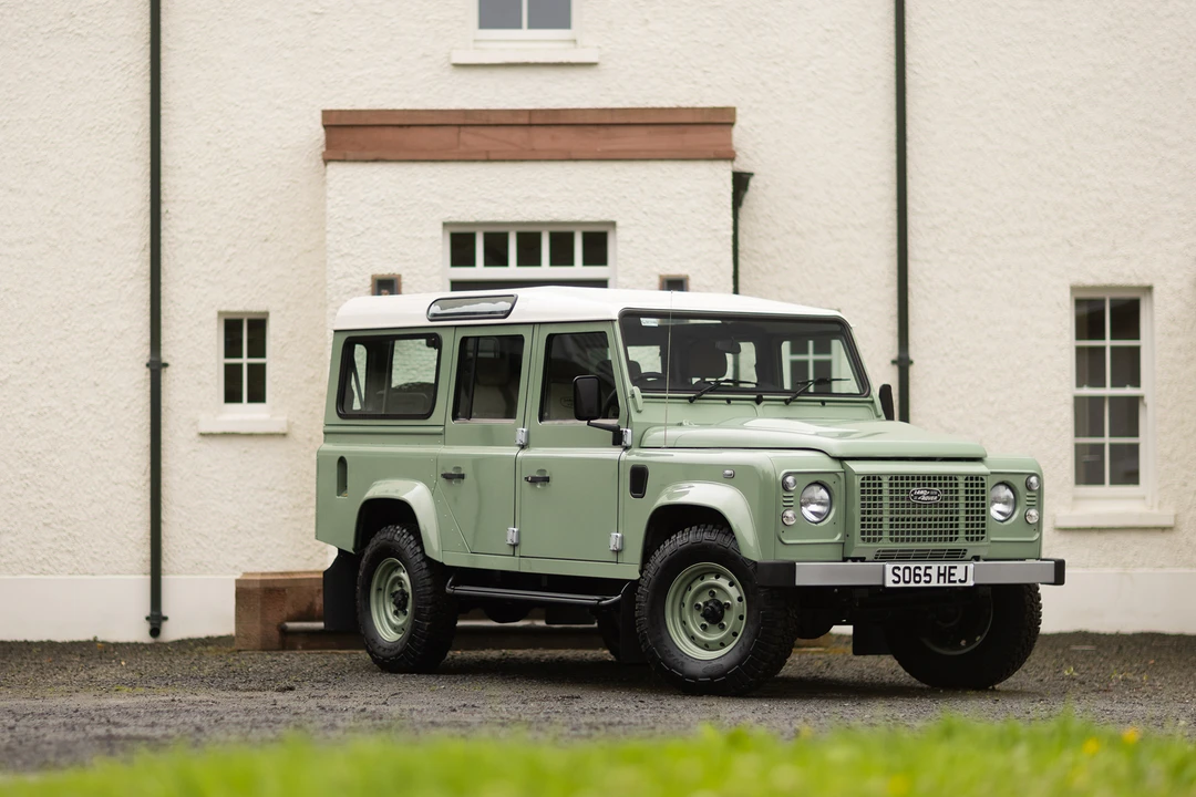 2015 Land Rover Defender 110 - Image 9 of 31