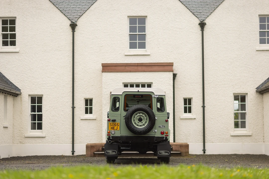2015 Land Rover Defender 110 - Image 6 of 31