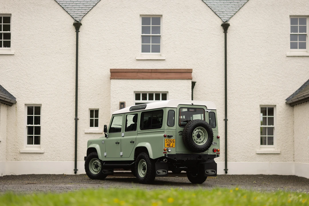 2015 Land Rover Defender 110 - Image 5 of 31