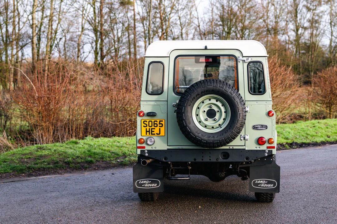 2015 Land Rover Defender 110 - Image 6 of 11